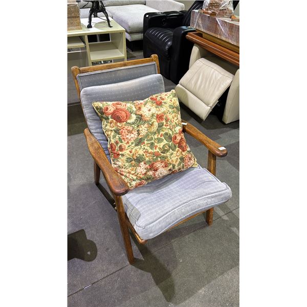 VINTAGE WOOD LOUNGE CHAIR WITH THROW PILLOW (SEAT DAMAGED)