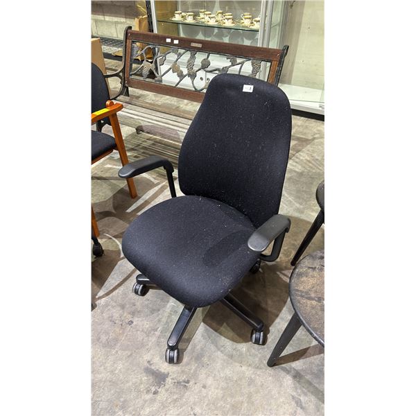 ROLLING OFFICE CHAIR