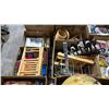 Image 3 : PALLET OF ASSORTED ITEMS INCLUDING; GLOBE, BOOKS, HOME DECOR & MORE