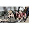 Image 3 : SHELF OF ASSORTED ANIMAL DECOR