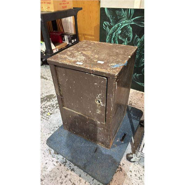 METAL SAFE WITH NON FUNCTIONAL LOCK