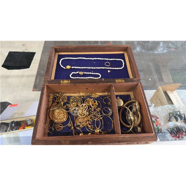 JEWELRY BOX WITH ASSORTED JEWELRY CONTENTS