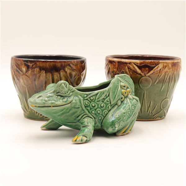 RRP Co. Roseville Jardinières and Green Frog Planter, 3 Pcs