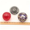 Image 3 : Group of Three Modern Art Glass Paperweights, Including FM Konstglas Sweden