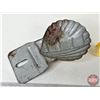 Image 8 : Shell License Plate Topper (5-1/4"H x 3-1/4"W)