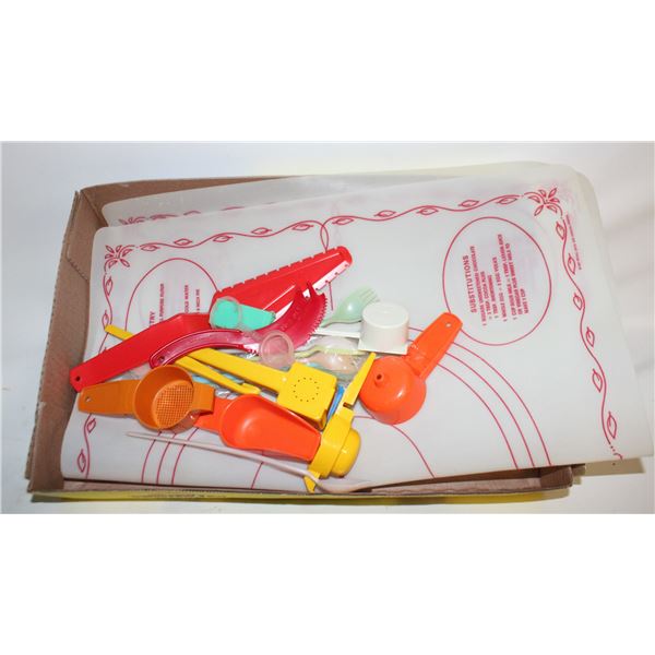 VINTAGE RETRO TUPPERWARE COLLECTABLE KITCHEN