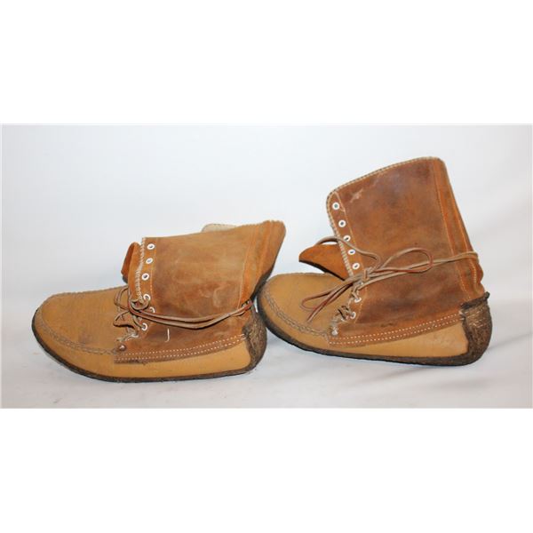 MEN'S MOCCASINS APPROX SIZE 8-9