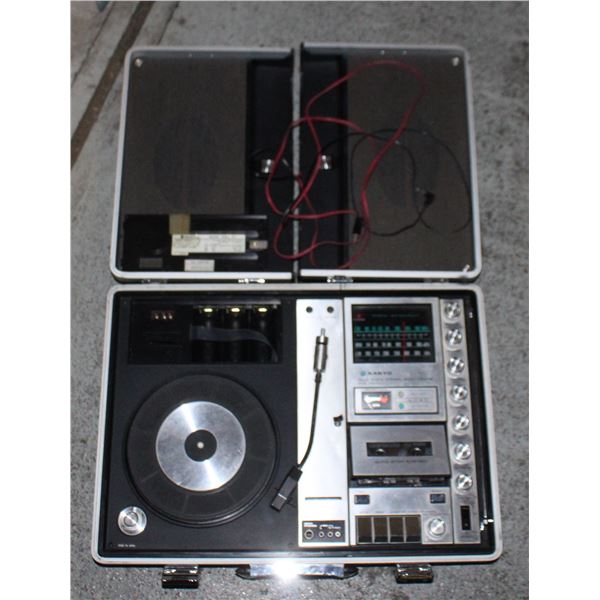 VINTAGE SANYO PORTABLE RADIO / RECORD PLAYER