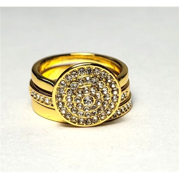 32)  THREE PCE, GOLD TONE WEDDING SET WITH