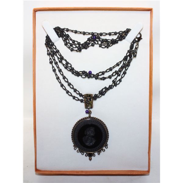 VTG EXTASIA GLASS CARVED INTAGLIO CAMEO NECKLACE