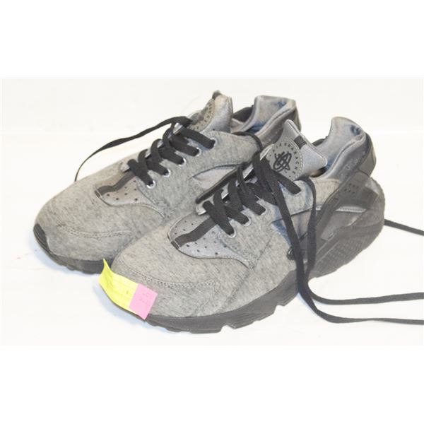 NIKE AIR HUARACHE MEN’S SIZE 11