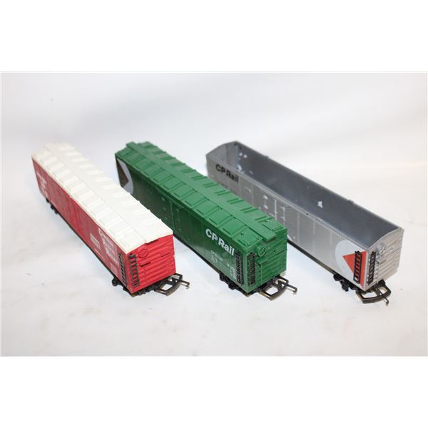 3 TRI-ANG CP RAIL BOX CARS GREEN,