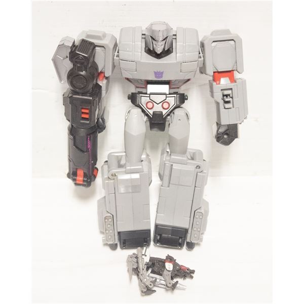 TRANSFORMERS CYBERVERSE MEGATRON &