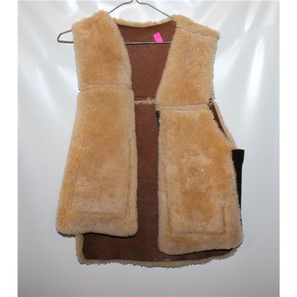 100& LAMB SKIN WOOL VEST SIZE MEDIUM