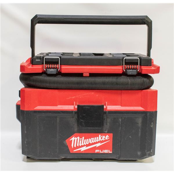 MILWAUKEE PACKOUT 2.5 GALLON WET/DRY VACUUM