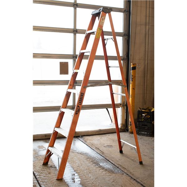 8' A FRAME LADDER