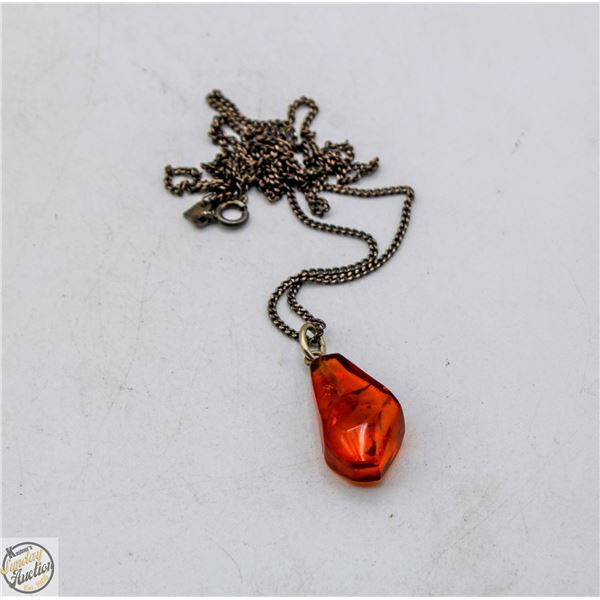5.9 GRAM TOTAL WEIGH SILVER CHAIN AMBER NECKLACE