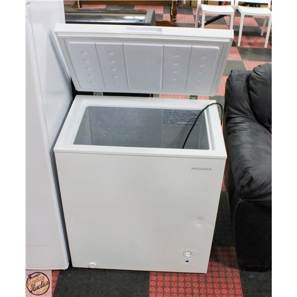 INSIGNIA CHEST FREEZER 29"X33"X19.5