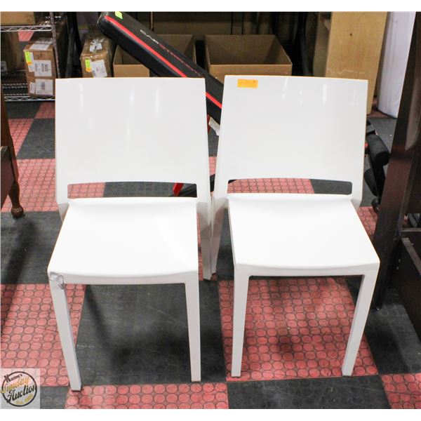 2 WHITE METAL TABLE CHAIRS