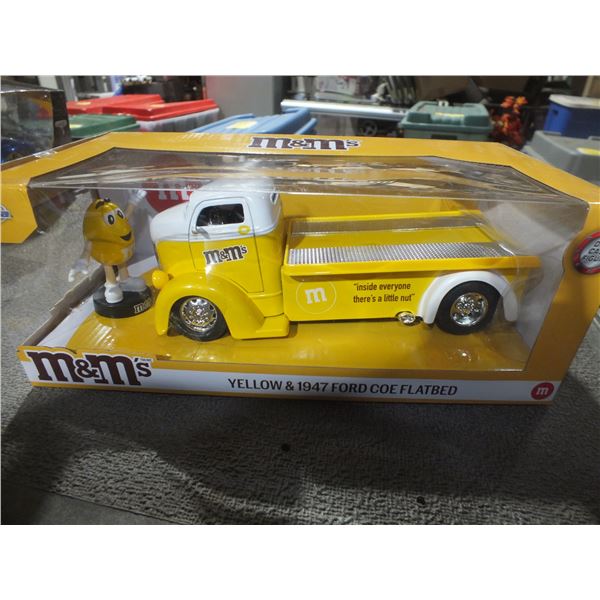 Jada M&Ms Yellow & 1947 Ford Coe Flatbed