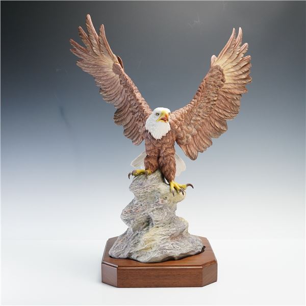Boehm Porcelain Sculpture with Base, Sovereign Eagle 40445
