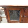 Image 5 : Oak 1/4 Cut Buffet with Beveled Mirror and Leaded Glass, 55" x 48" x 20"