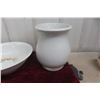 Image 4 : Wash Basin with Two Matching Pitchers