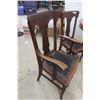 Image 6 : Round Oak Dining Table With Four Chairs, Including One Captain’s Chair - Height 30", Diameter 42"