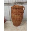 Image 2 : Wicker Hamper with Lid and Ceramic Heater, 1,500 Watts