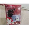 Image 5 : Team Canada 1972 Collector Plate and Jonathan Toews Figure
