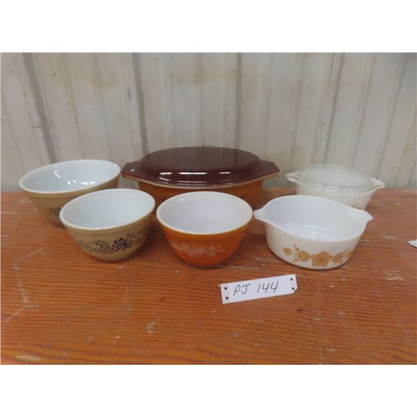 Eight Pieces of Pyrex Including Mixing Bowls and Casserole Dishes