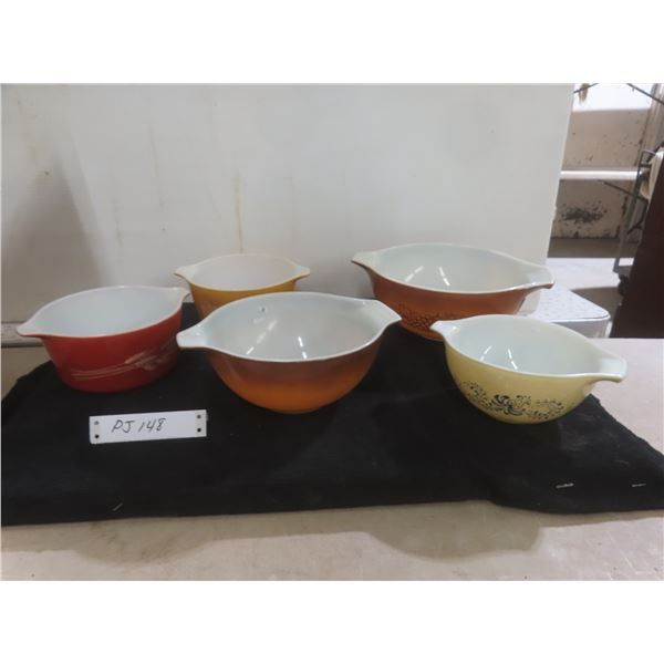 Five Pieces of Pyrex Including Three Mixing Bowls and Two Casserole Dishes