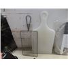 Image 7 : Four Pyrex Nesting Bowls, Cutting Board, Proctor Silex Toaster, Black and Decker Mixer, Wooden Spoo