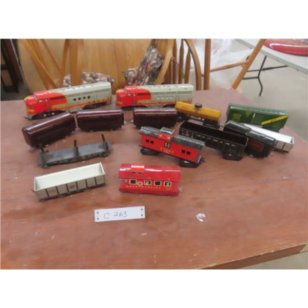 Vintage Lionel O-Gauge Model Train Set and Accessories