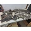 Image 2 : Vintage Lionel O-Gauge Model Train Set and Accessories