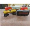Image 7 : Vintage Lionel O-Gauge Model Train Set and Accessories