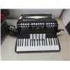 Image 10 : Titano 120-Bass Accordion With Case