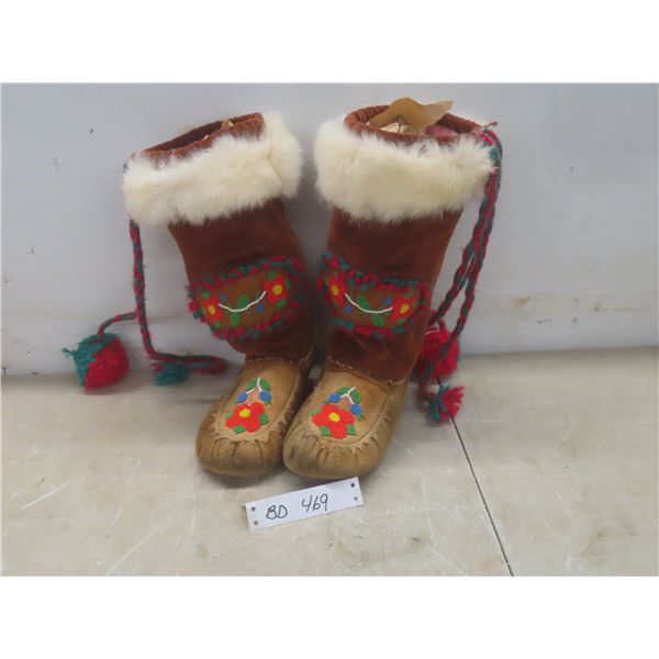 Vtg First Nations Cree Beaded Rabbit Fur Trim Buckskin Moccasins/Mukluks, Soles 10 Inches in Length