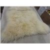 Image 3 : Lambskin Mat, 41" x 26"