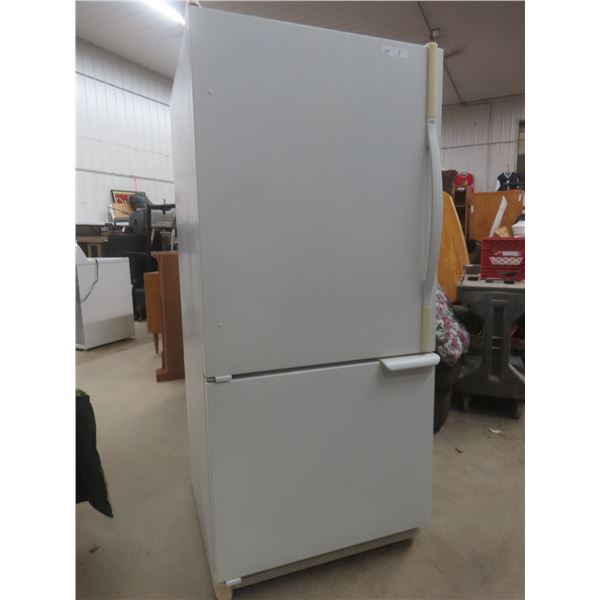 Amana Refrigerator With Bottom Freezer, Model BR18VW