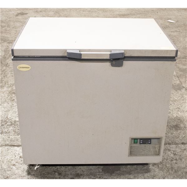 EVERFRESH CHEST FREEZER ON CASTORS
