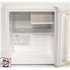 Image 2 : HAMILTON BEACH 1.7 CU.FT COUNTER TOP COOLER