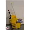 Image 1 : RUBBERMAID WAVE BREAK MOP BUCKET W/ MOP