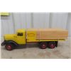 Image 6 : Brunswick Toy Truck, International R190 Flatbed Lumber Hauler, 1/16 Scale, 18 1/2" Long