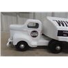 Image 2 : Otaco Minnitoy Winnipeg Supply Tanker Truck and Trailer 