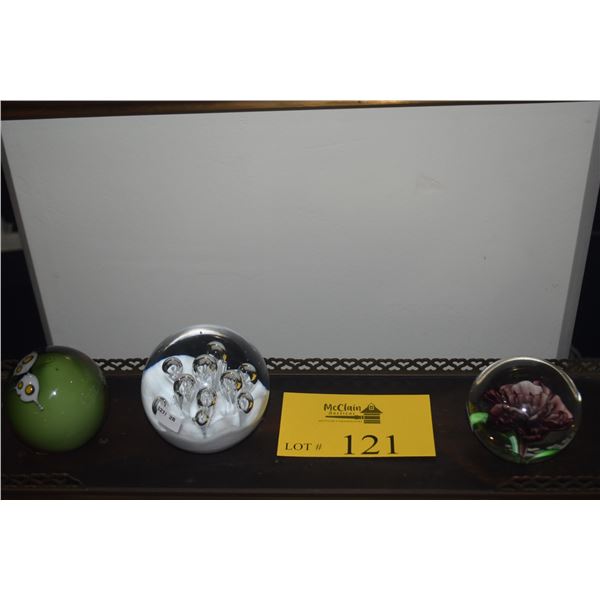 COLLECTION OF PAPERWEIGHTS (3 PCS)