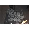 Image 2 : 12" ETCHED GLASS PLATES, HIBISCUS & WOOD ROSE (2 PCS)