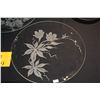 Image 3 : 12" ETCHED GLASS PLATES, HIBISCUS & WOOD ROSE (2 PCS)