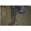 Image 3 : MIXED LOT: CHINESE JADE & CLOISONNE BEAD NECKLACES & BAG OF MIXED BEADS (5 PCS)