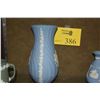 Image 3 : COLLECTION OF WEDGWOOD VASES, PLATES, TRAYS & CREAMER (7 PCS)